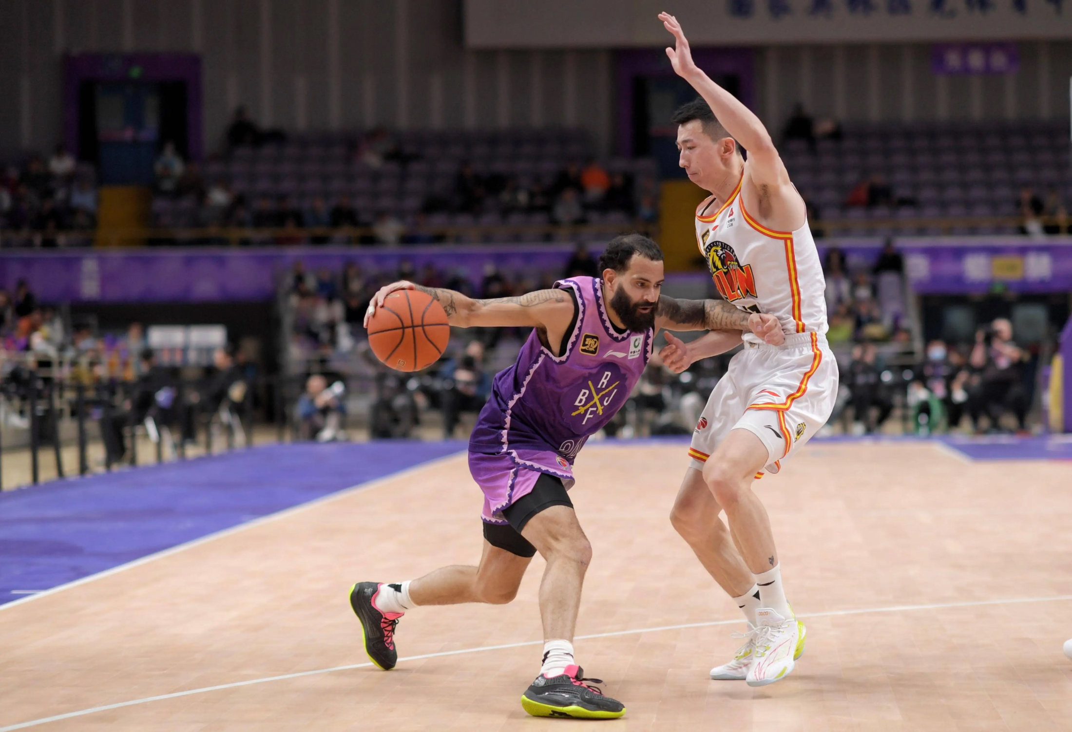 中欧体育亚特兰大今晚主帅复盘；志在CBA常规赛名次提升；质疑声仍在；身体对抗强度拉满的简单介绍